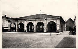 L'isle Jourdain * La Halle Aux Grains * Halle * Place - Autres & Non Classés