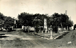 Jegun * Rue Et Le Monument Aux Morts - Autres & Non Classés