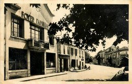 Montestruc * La Mairie Et Le Foyer Familiale * Débit De Tabac Tabacs Régie * Hôtel Café Restaurant - Autres & Non Classés