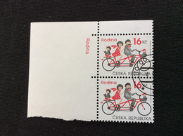 2017 Paire Oblitérée Avec Inscription Bas De Feuille Rodina (famille) YT 850 Famille Sur Un Tandem Vélo - Used Stamps