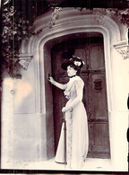 Photo ANCIENNE 1900 1 Femme En Tenue Bourgeoise Et Chapeau Sonne à La Porte - Sin Clasificación