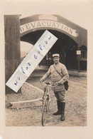 Un Militaire Cycliste Posant Devant Un Hôpital D'évacuation à Localiser   ( Carte Photo ) - A Identifier