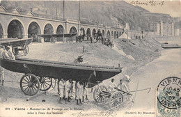 38-VIENNE- MANOEUVRES DE PONTAGE SUR LE THÔNE MISE A L'EAU DES BATEAUX - Vienne