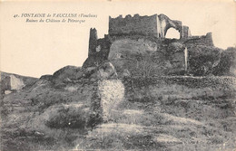 Fontaine De Vaucluse        84       Ruines Du Château Pétrarque.        (voir Scan) - Andere & Zonder Classificatie