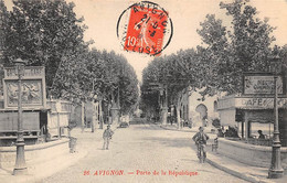 Avignon       84        Hôtel Des Postes Et Cours De La République      N° 20    (voir Scan) - Avignon