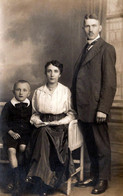 Carte Photo Originale Portrait Studio D'un Couple à L'Enfant Vers 1900/10 - Identifizierten Personen
