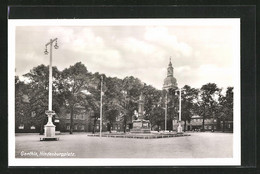 AK Genthin, Hindenburgplatz Mit Denkmal - Genthin