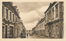 CPA FRANCE 29 "Landivisiau, La Mairie Et La Rue De Brest" - Landivisiau