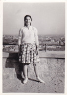 Old Real Original Photo - Young Girl Posing In The Open - Ca. 9x6.5 Cm - Personas Anónimos