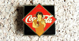 Pin's Boisson Soda - COCA COLA - Série Du Centenaire - 1926 - Verni époxy - Fabricant WILSON 1985 - Coca-Cola