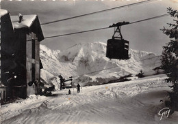 74-SAINT-GERVAIS-LES-BAINS- DES BETTES DEPART DE LA CABINE DU TELEFERIQUE POUR LE MONT D'ARBOIS AU FOND DÔME DE MIAGE - Saint-Gervais-les-Bains