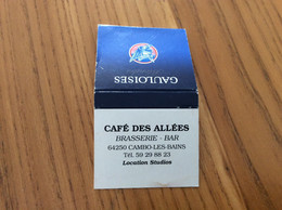 Pochette D'allumettes SEITA "GAULOISES BLONDES / CAFÉ DES ALLÉES - CAMBO-LES-BAINS (64)" (cigarettes) - Boites D'allumettes