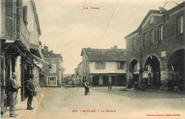 Miélan * La Place Et La Mairie * Villageois - Autres & Non Classés