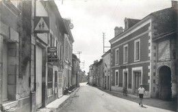 CPSM FRANCE 86 "Monts Sur Guesnes, Rue Saint Avertin" - Monts Sur Guesnes