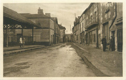 CPA FRANCE 86 "Monts Sur Guesnes, La Rue Des Halles" - Monts Sur Guesnes