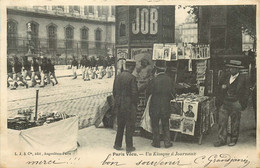PARIS VECU  Un Kiosque A Journaux - Straßenhandel Und Kleingewerbe