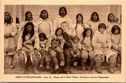 Missions  - Missions ESQUIMAUDES - Série XI - Mission De La Petite Thérèse : Esquimaux Avec Leur Missionnaire - Missioni