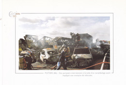 POITIERS - Des Pompiers Interviennent à La Suite D'un Carambolage... - Cart'actu 2002 N° 92 - Photo Alain Jocquard - Poitiers