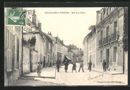 CPA Coulanges-la-Vineuse, Rue De La Halle, Vue De La Rue - Coulanges La Vineuse