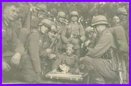 Photo WW2 - Groupe De Militaires Avec Armes - Mitraillettes - Militaire - Allemand - Deutsche - 14,8 X 9,6 Cm - War, Military