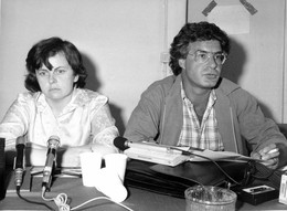 PHOTO DE PRESSE ALAIN KRIVINE ET BERNADETTE DEVLIN 10/09/1981   FORMAT 24 X 18 CM - Identified Persons