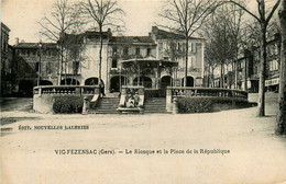 Vic Fezensac * Le Kiosque à Musique Et La Place De La République - Vic-Fezensac
