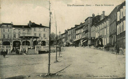 Vic Fezensac * La Place Du Commerce Et Le Kiosque à Musique * Commerce Magasin " Au Paradis Des Dames " - Vic-Fezensac