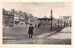 62 - HENIN LIETARD ( BEAUMONT ) Place De La République ( Kiosque De La Musique ) CPSM Photo N/B Format CPA - Pas Calais - Henin-Beaumont