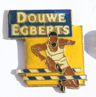 Pin's DOUWE EGBERTS - Le Saut De Haies - Athlétisme - K302 - Boissons