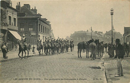 NORD  DENAIN  ( Les Grèves Du Nord )  Une Patrouille De Cuirassiers - Denain