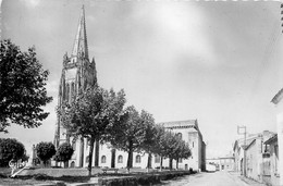 Marennes * La Place De L'église - Marennes