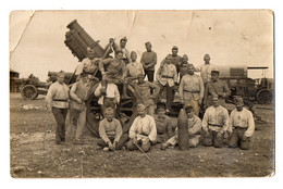 CPA 3136 - MILITARIA - Carte Photo Militaire - Un Groupe De Soldats Devant Un Canon Et Camion Militaire Au Fond - Ausrüstung