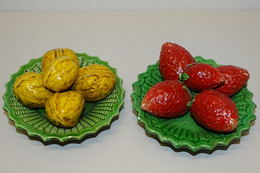 2 PETITES ASSIETTES TROMPE L'OEIL PORTUGAL AIRES C.LEAL FRAISES & NOIX COLLECTION DECO VITRINE XXe - Andere & Zonder Classificatie