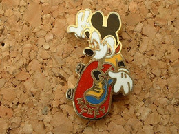 PIN'S MICKEY SUR UN SKATEBOARD - Disney