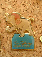 PIN'S WALT DISNEY HOME VIDEO - JUNIOR  L'ELEPHANT DANS LE LIVRE DE LA JUNGLE - Disney