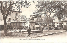 84 - PERTUIS - Fontaine Du 4 Septembre - DILIGENCE (courrier De LA TOUR D'AIGUES) + Charrette Du Taillandier J. QUEIREL - Pertuis