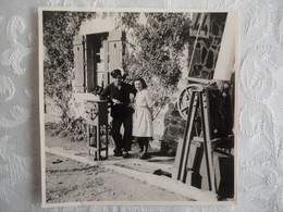 Photo Vintage Snapshot - Devant La Maison Du Garde Barrière N° 2 - 1949 - 8 X 8 - Anonyme Personen
