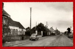 --  OYE - PLAGE  (Pas De Calais) -  ROUTE NATIONALE / L'ENTREE DU VILLAGE / Automobile 4CV - Peugeot 203 -- - Oye Plage