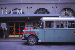 Reproduction Photographie De L'avant D'un Bus Saurer GFM Garé Devant Une Gare GFM à Fribourg En Suisse En 1972 - Repro's