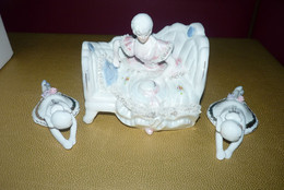 Figurines Dame Sur Divan + 2 Fillettes Allongées En Céramique ? Porcelaine ? - Personaggi