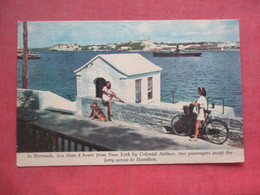 Colonial Airlines   Two Passengers Await The Ferry Across To Hamilton     Ref  4939 - Bermuda