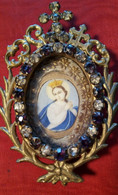 Miniatura Madonna Su Porcellana Con N. 30 Strass E Sigillo Primi ‘800 (H77) Come Da Foto Bellissima  9,0 X 6,0 Cm - Personajes