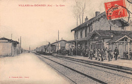 VILLARS-les-DOMBES - La Gare - Arrivée Du Train - Voie Ferrée, Locomotive - Autres Communes
