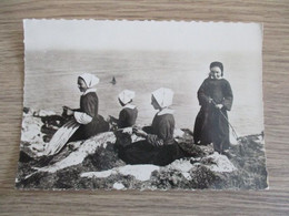 Delcampe - 29 LA POINTE DU RAZ  FEMMES FILLETTE SCENES ET TYPES BRETONS - La Pointe Du Raz