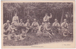 MILITARIA - MITRAILLEUSES EN ACTION - ARMEE MILITAIRE FRANÇAISE - CAMP DE MAILLY AUBE - Matériel