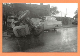 PHOTO RETIRAGE DES ANNÉES 1960 - ACCIDENT DE VOITURE OPEL KADETT CONTRE TRACTEUR - Coches