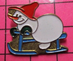 SP17 Pin's Pins / Beau Et Rare / THEME : NOEL / BONHOMME DE NEIGE FAISANT DE LA LUGE - Weihnachten