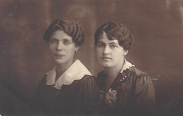 CARTE-PHOTO - Portrait De Deux Femmes  à Schiltighem, Hauptgasse,34 - Schiltigheim
