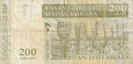 Billet De Banque Usagé. Madagascar. 200 Ariary. 2004. Etat Moyen. - Madagascar