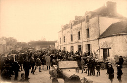 Le Gavre * Carte Photo * Le Bourg * Hôtel Des Voyageurs BOUVIER Cycles & Réparations * Automobile Ancienne De Marque ? - Le Gavre